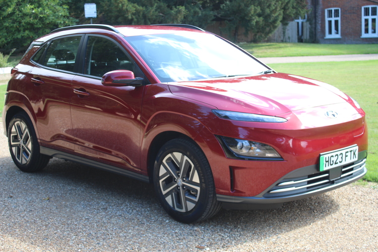 Hyundai Kona 100kW SE Connect<br />2023 Pearl Red Hatchback £15,195