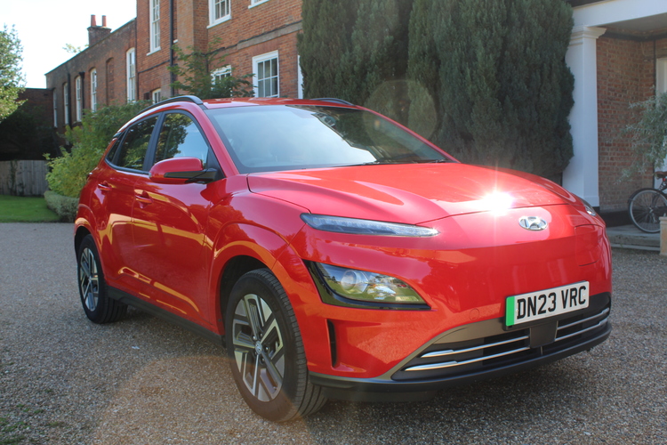 Hyundai Kona 100kW SE Connect<br />2023 Solid Red Hatchback £15,195