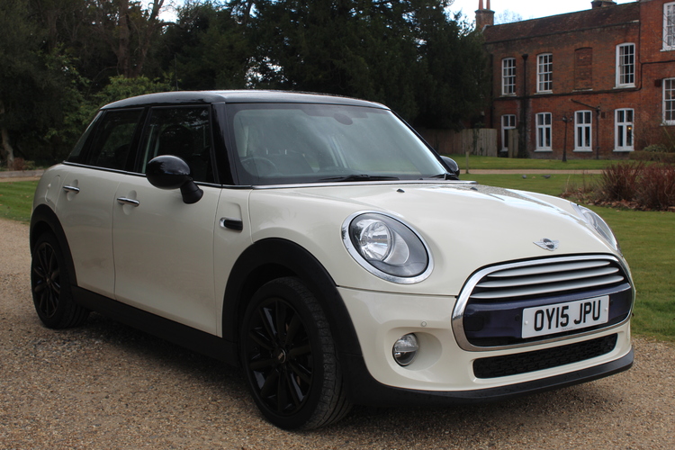 Mini Cooper 1.5 (Chili Pack) Auto<br />2015 Gloss White Hatchback £10,250